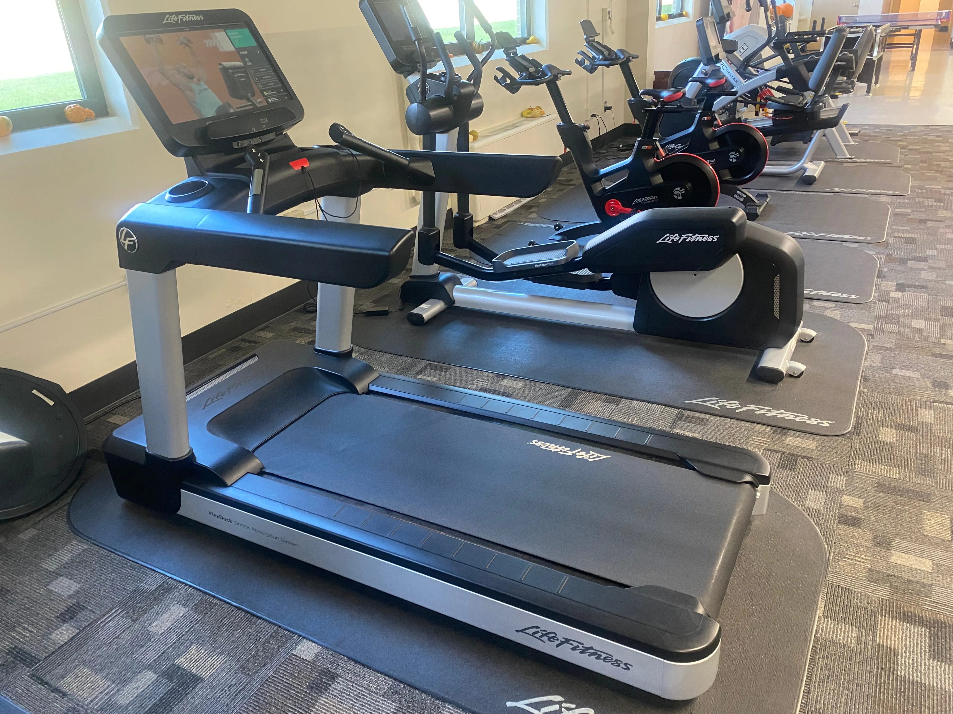 Life Fitness Integrity Treadmill w/SE3 HD Display Console